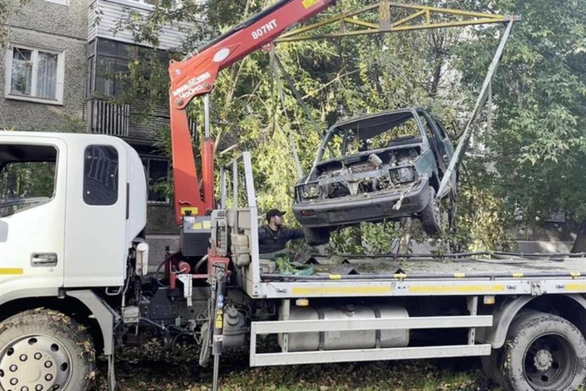 В Красноярске начали очищать улицы от брошенных автомобилей