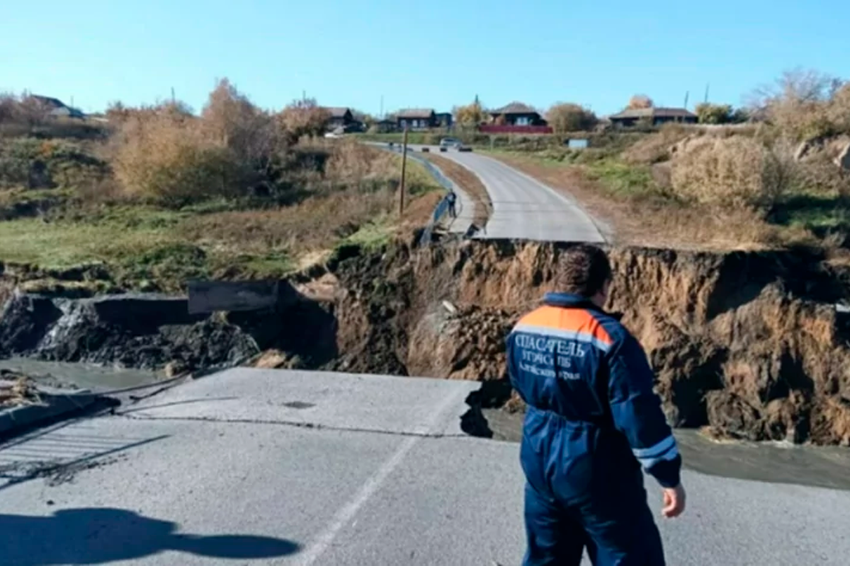 Прорыв алтайской дамбы довел до уголовного дела