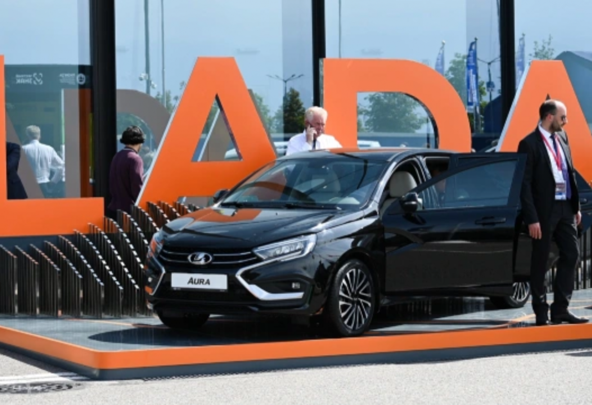 Путин поздравил «АвтоВАЗ» с выпуском новой Lada Aura, оценив её лично