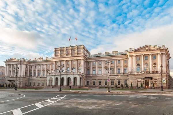 Петербургские депутаты подняли зарплаты себе и губернатору0