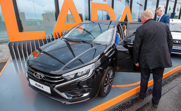 Путин дал старт производству Lada Aura0