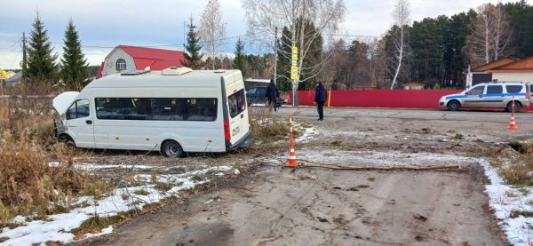 Съехал в кювет: в Тюменской области в ДТП пострадали 9 человек2