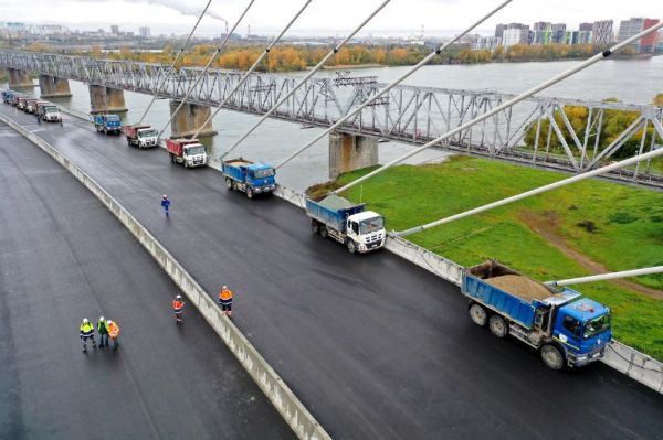 Строящийся мост в Новосибирске проверили с помощью 12 груженых самосвалов0