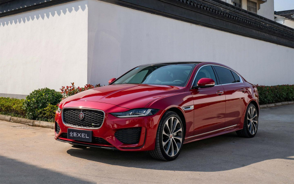 В Россию прибыл рестайлинговый Jaguar XE. Он подорожал в два раза0