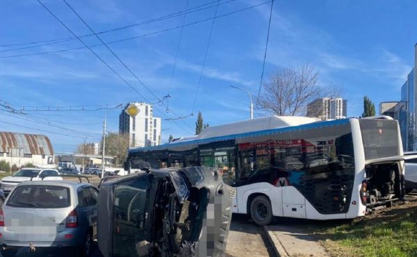 В Уфе автобус при выезде из гаража протаранил 13 припаркованных машин0