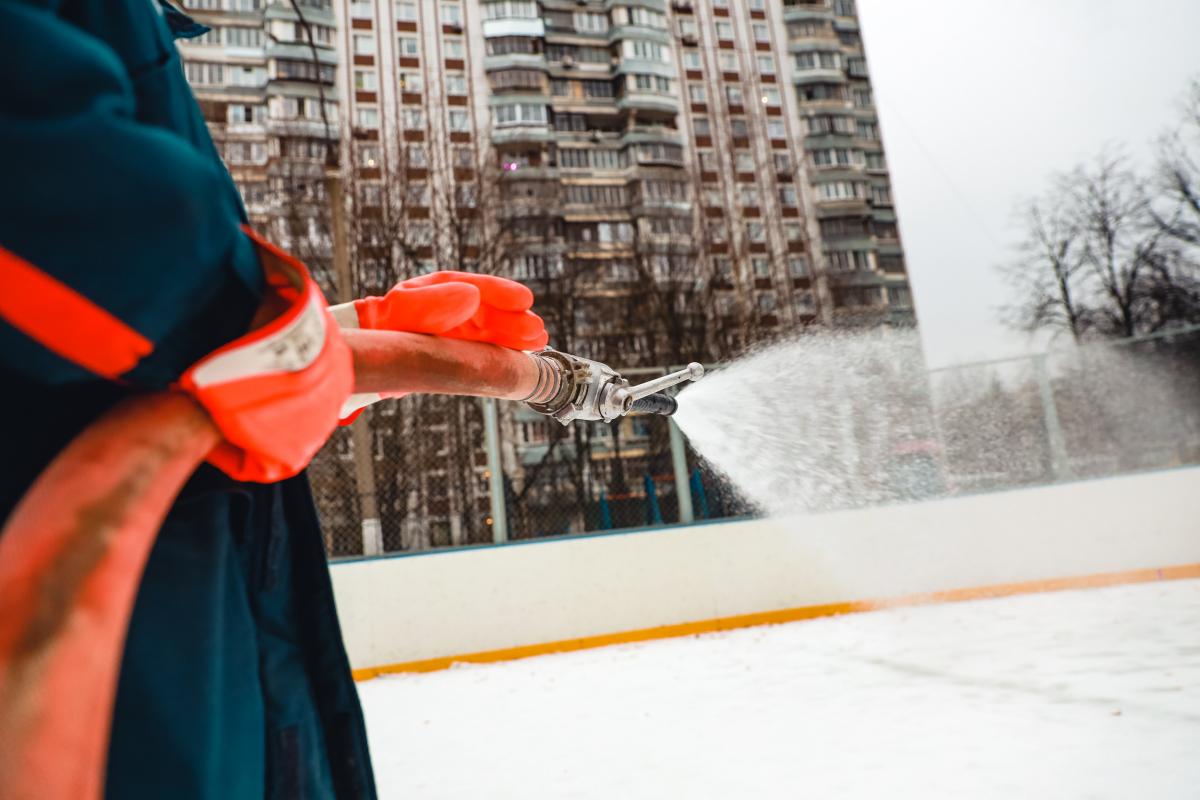 В городском округе Химки начали готовить катки на улицах Панфилова и Калинина