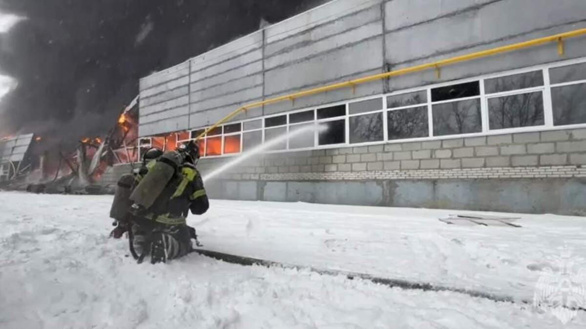 В Барнауле загорелся склад с автомобильными покрышками