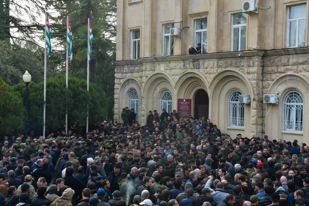 Власти и оппозиция в Абхазии возобновили переговоры