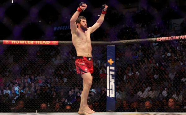 Чемпион UFC посоветовал российскому бойцу не завидовать ему0