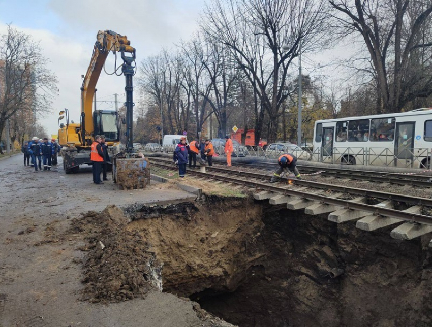 В Краснодаре устраняют последствия провала грунта на улице Московской