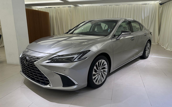 Lexus представил обновленный седан ES. Матричные фары и шайбы в салоне0