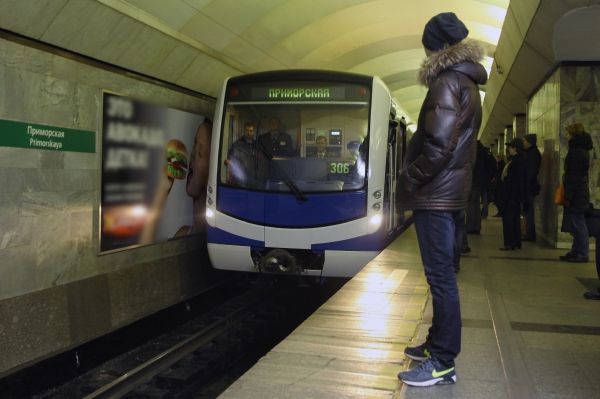 На одной из станций метро Петербурга девушка попала под поезд0