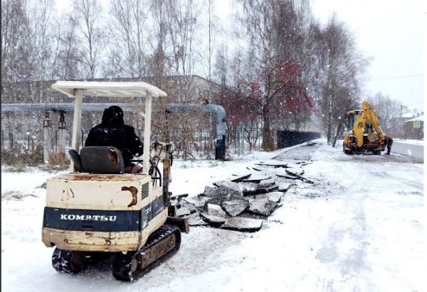 «Накосячил – исправляй»: в Соколе снимают асфальт с нового тротуара0