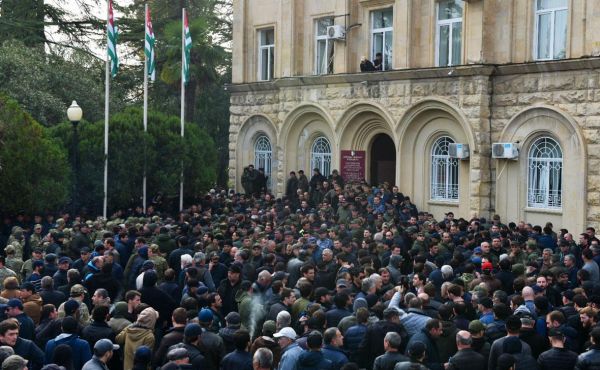 Почему оппозиция в Абхазии пошла на штурм парламента страны. Главное0