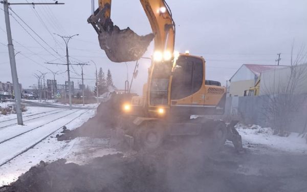 В Новосибирске перекрыли перекресток из-за коммунальной аварии0