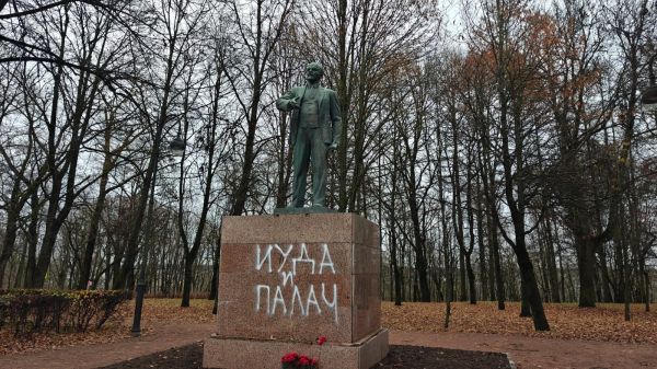 В Петербурге завели уголовное дело после осквернения памятника0