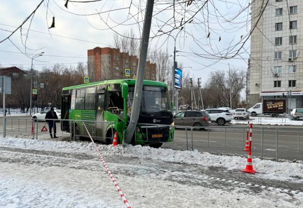 В Тюмени автобус въехал в столб, пострадали 10 человек. Видео0