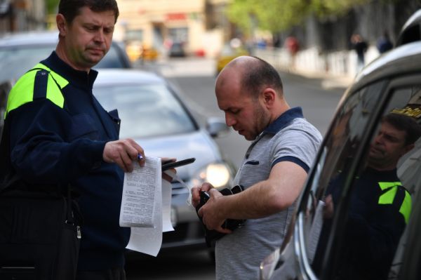 Жителей Петербурга будут штрафовать за неправильную парковку во дворах0