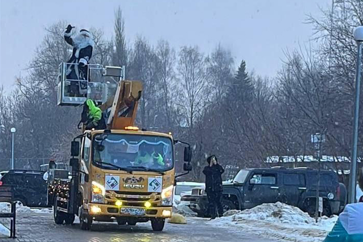 Дед Мороз пожаловал на дворовую елку в Пушкине на автовышке