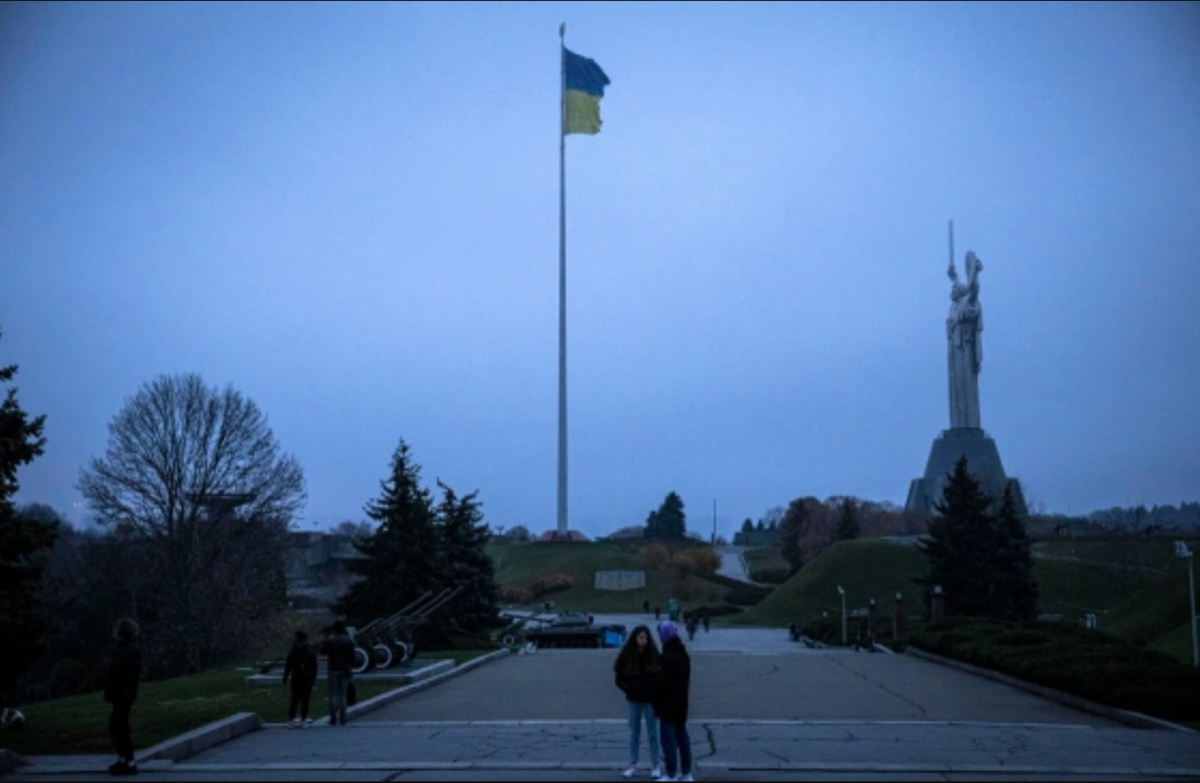 В Киеве сняли главный флаг страны