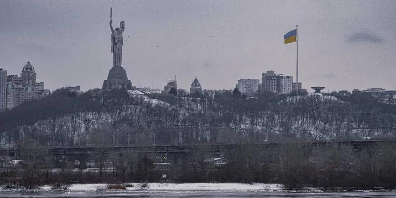 В Киеве в третий раз за несколько дней сняли флаг Украины у монумента «Родина-мать»