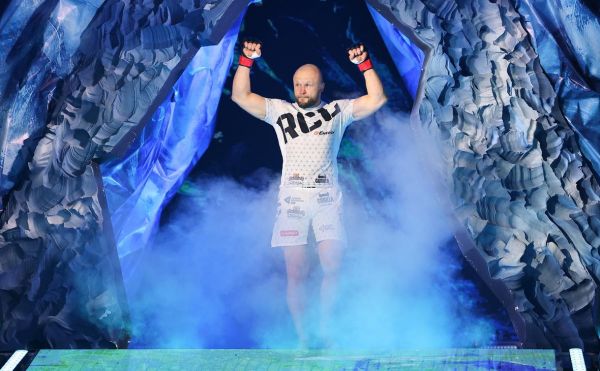 Экс-чемпион Bellator Шлеменко победил Токова в бою-реванше0