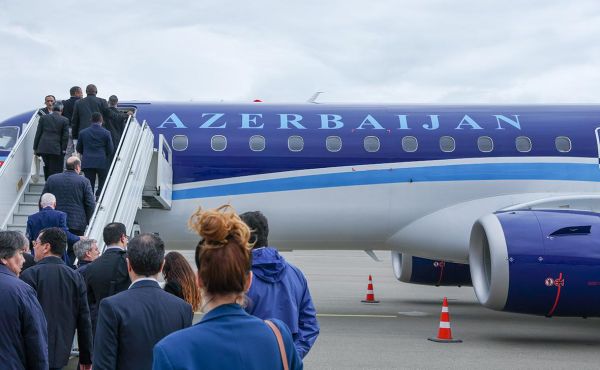 Летевший в Минводы самолет Azerbaijan Airlines вернулся в Баку0