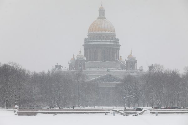 На Петербург надвигается опасный для водителей снегопад0