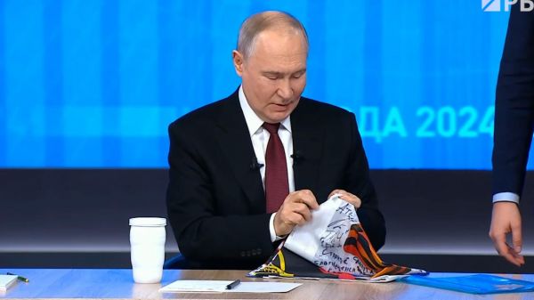 Путин на прямой линии попросил развернуть знамя морпехов2