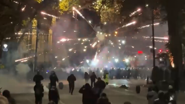 Столкновения протестующих и силовиков на протестах в Тбилиси. Видео0