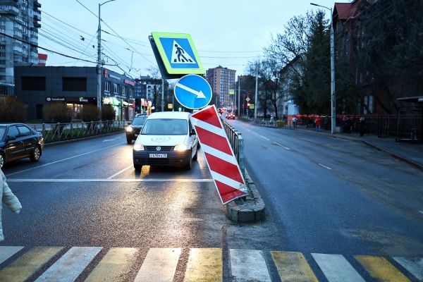 В Калининграде микроавтобус врезался в остановку2