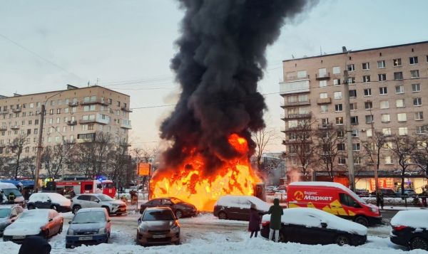 В Петербурге полностью сгорел пассажирский автобус0