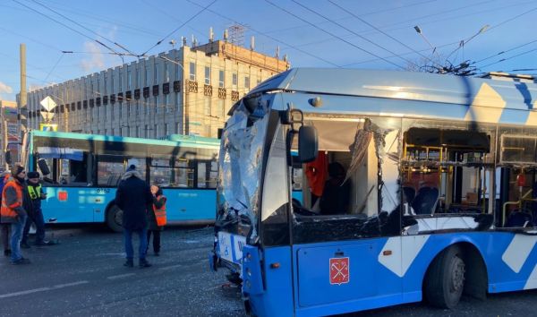 В Петербурге произошло новое ДТП с пассажирским транспортом. Видео0