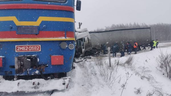 В Татарстане столкнулись поезд и грузовик0