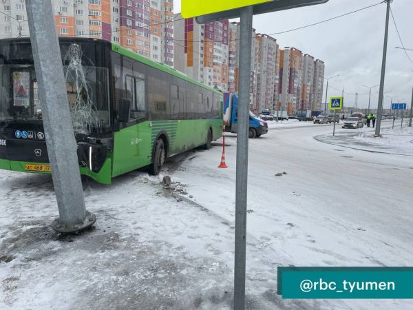 В Тюмени из-за аварии с автобусом пострадали четыре человека. Фото2