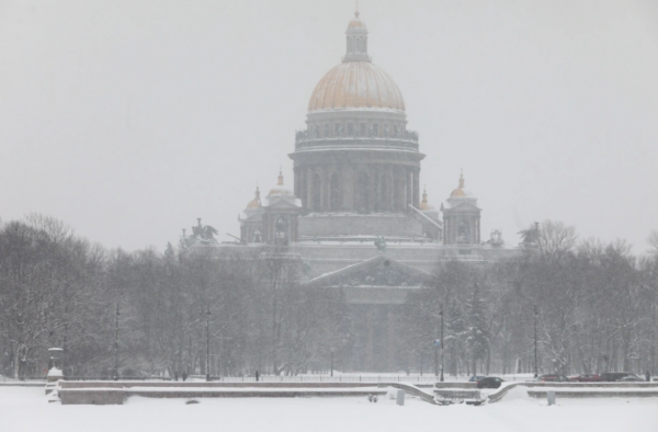 На Петербург обрушился опасный для водителей снегопад0